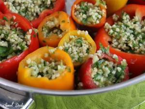 פלפלים ממולאים בורגול ועלי מנגולד