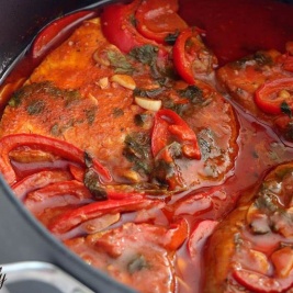 טונה אדומה ברוטב עגבניות