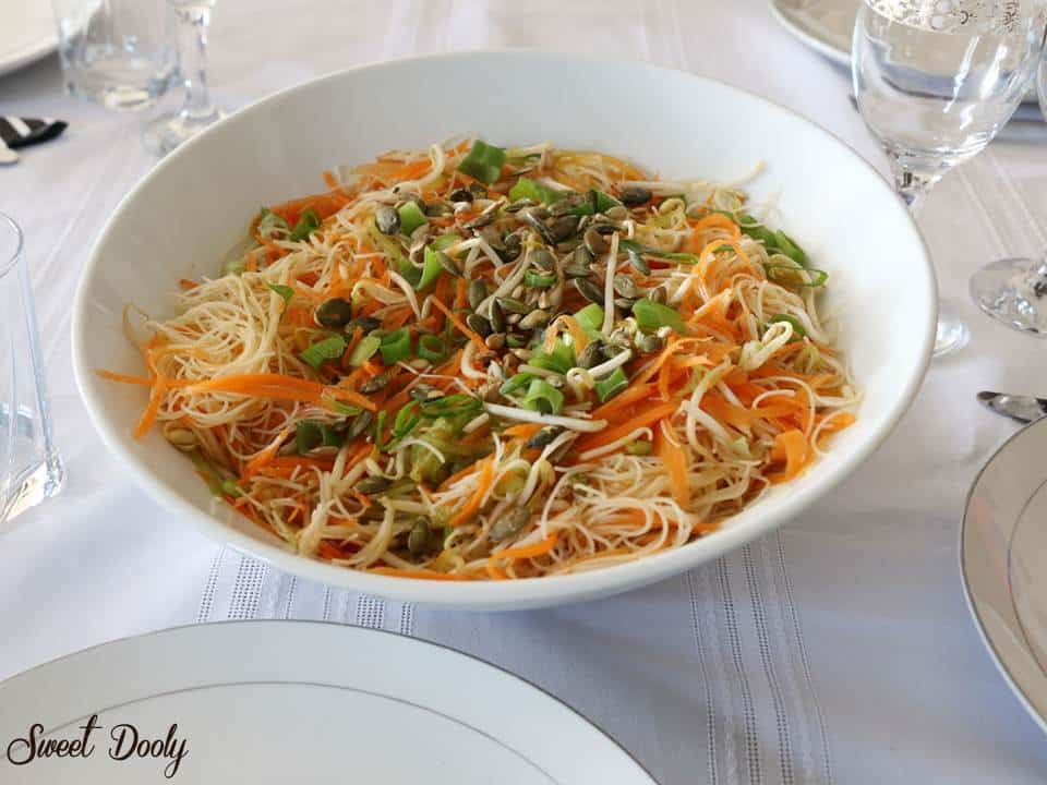 סלט אטריות וירקות פיקנטי