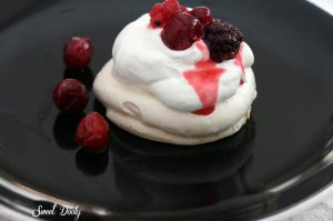 פבלובה מלכת הקינוחים ברוטב פירות יער