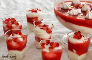 קינוח בכוסות מוס גבינה עם תותים