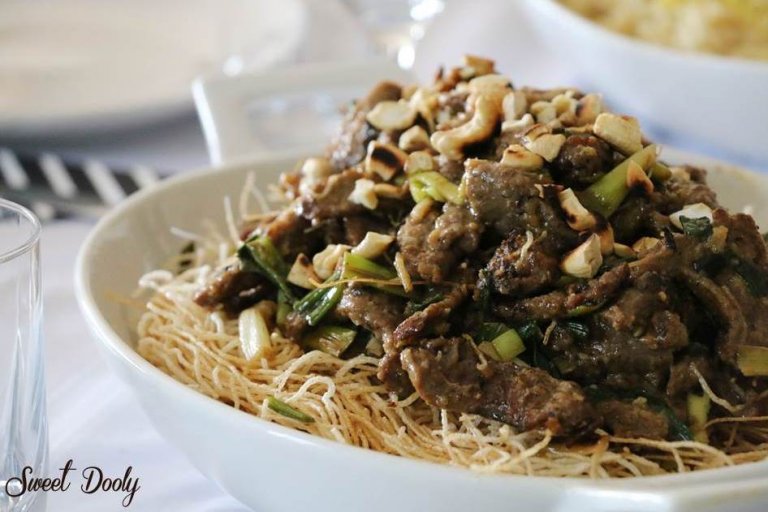 נודלס עם רצועות בשר בסגנון אסייתי