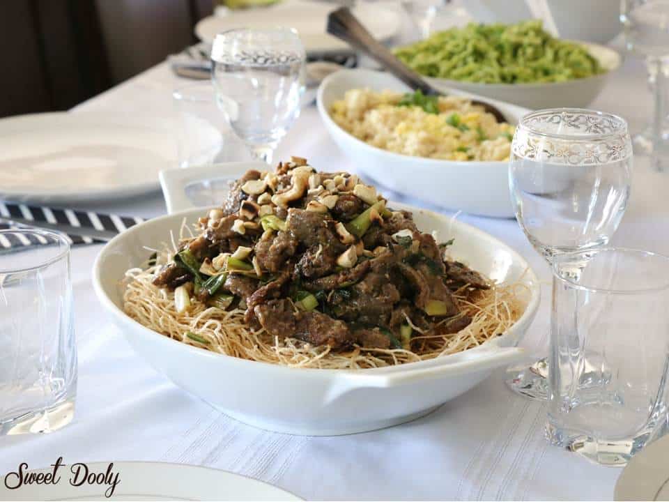 נודלס עם רצועות בשר בסגנון אסייתי