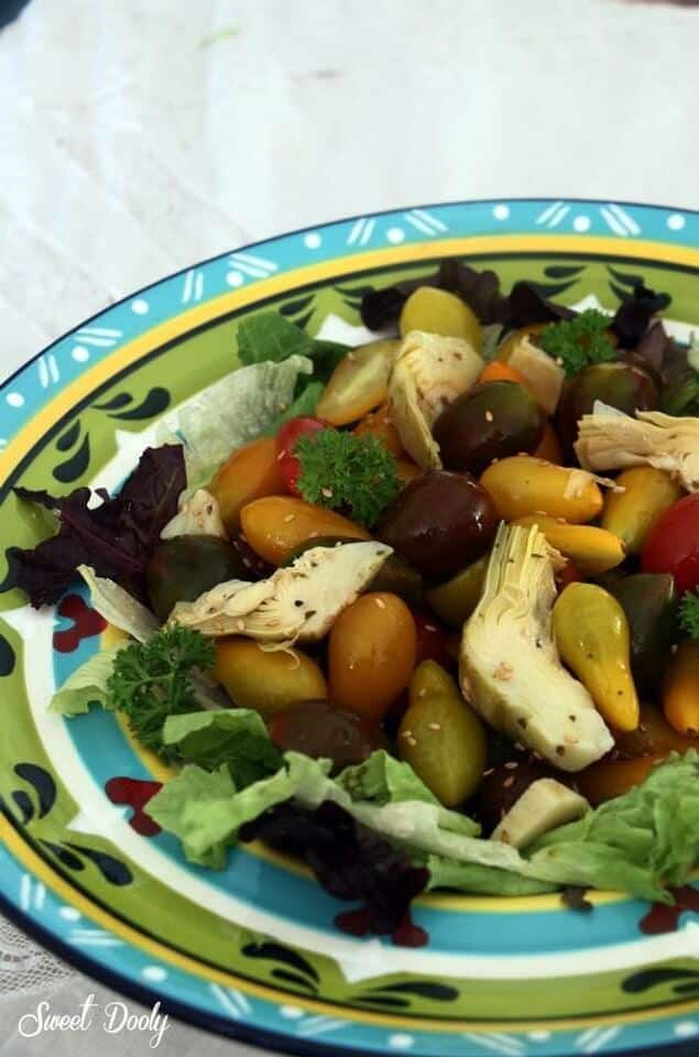 סלט עגבניות שרי בשלושה צבעים עם ארטישוק