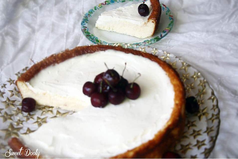 עוגת גבינה אפויה בציפוי שמנת חמוצה