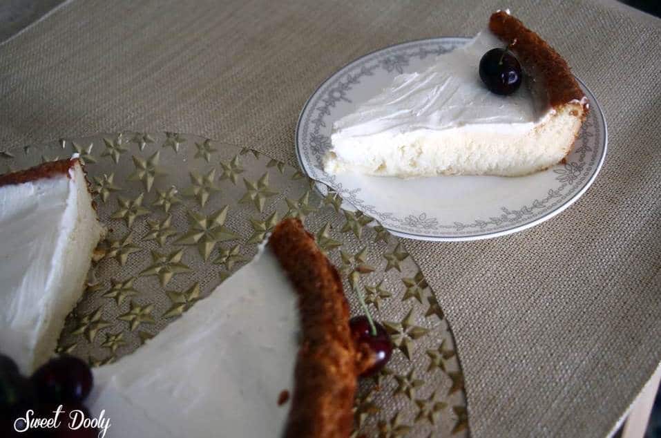 עוגת גבינה אפויה בציפוי שמנת חמוצה