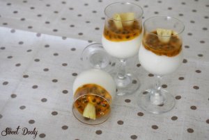 קינוחי כוסות מוס גבינה עם קיוי וענבים