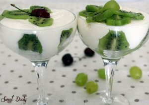 קינוחי כוסות מוס גבינה עם קיוי וענבים