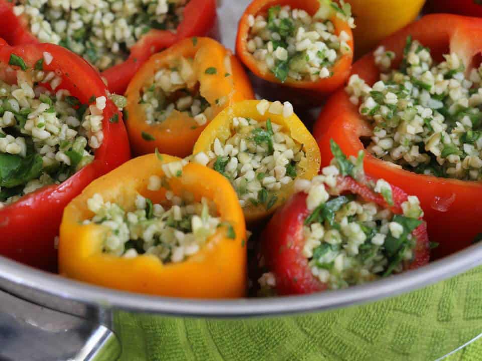 פלפלים ממולאים עם בורגול ועלי מנגולד