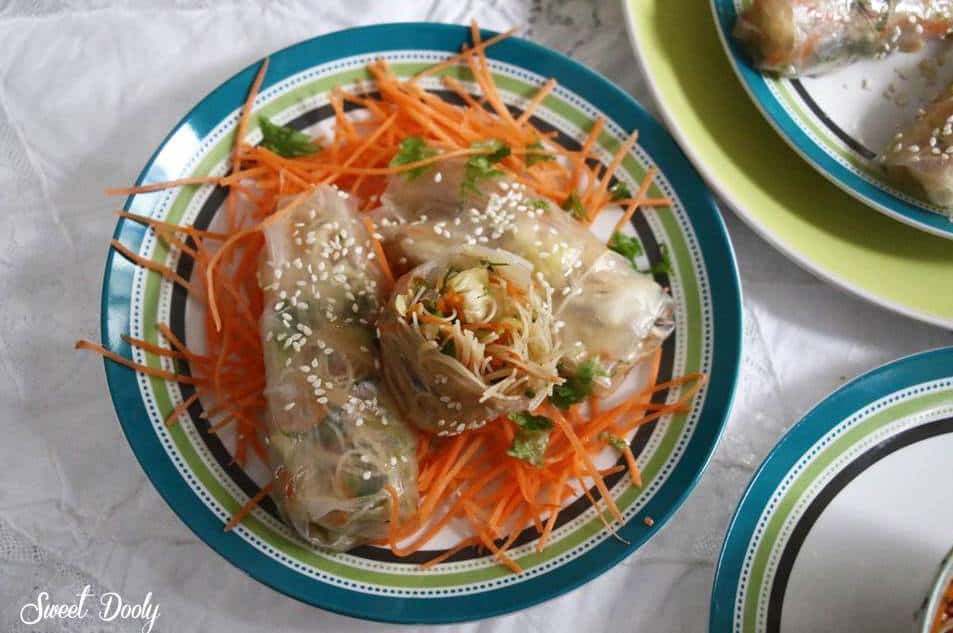 דפי אורז ממולאים בירקות ואטריות אורז