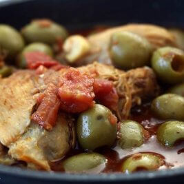 תבשיל עוף עם זיתים ברוטב עגבניות