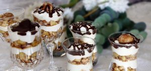 קינוח כוסות דובשניות עם תפוחים וקרם