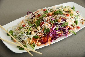 סלט ויטנאמי עם ירקות ואטריות אורז בתיבול אסייתי