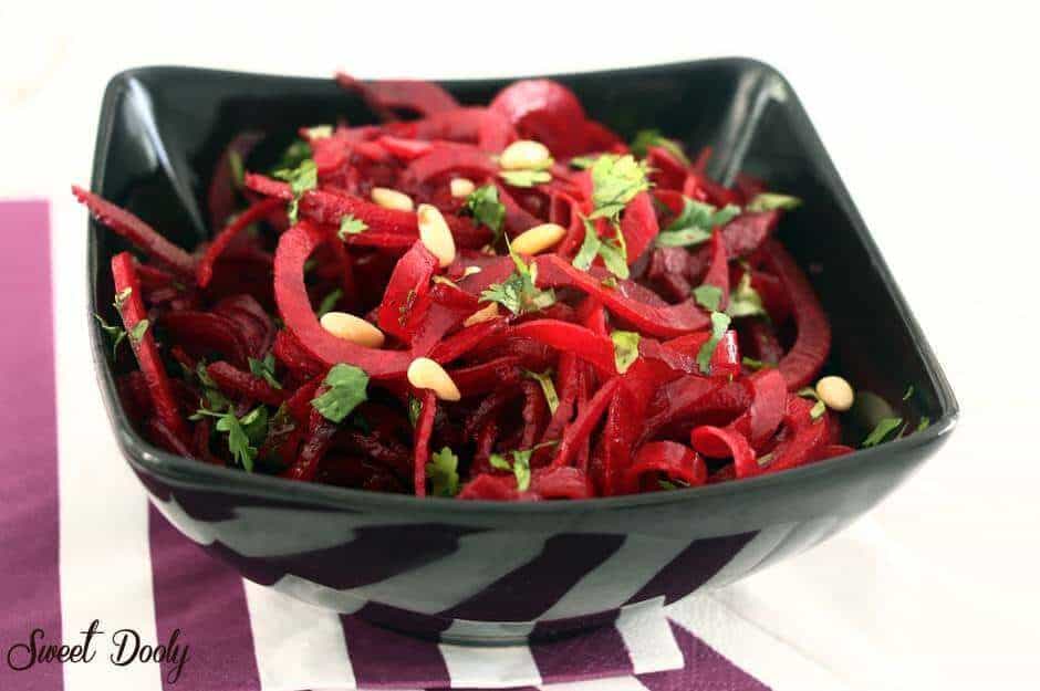 סלט סלק עם תפוח וצנוברים שמכינים כדי שיסתלקו אויבינו