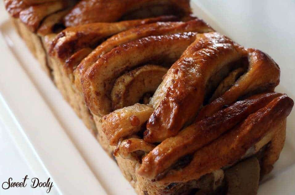 עוגת שמרים עם תפוחי-עץ צימוקים וקינמון