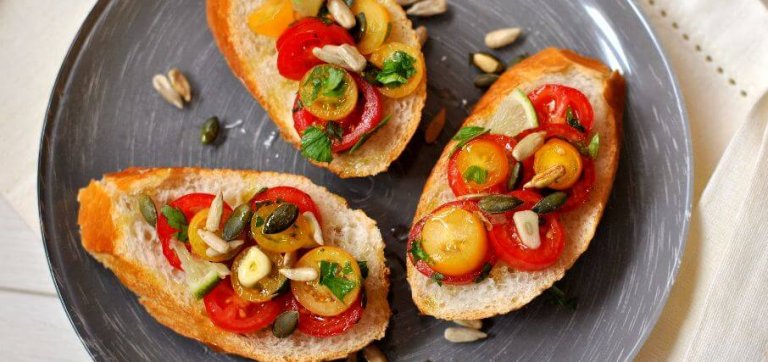 פרוסות בגט עם סלט עגבניות שרי בשני צבעים