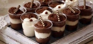 מוס שוקולד בשני צבעים ללא ביצים בכוסיות קטנות