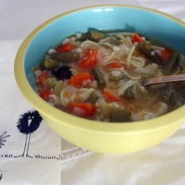 מרק ירקות טעים עם אטריות דקות