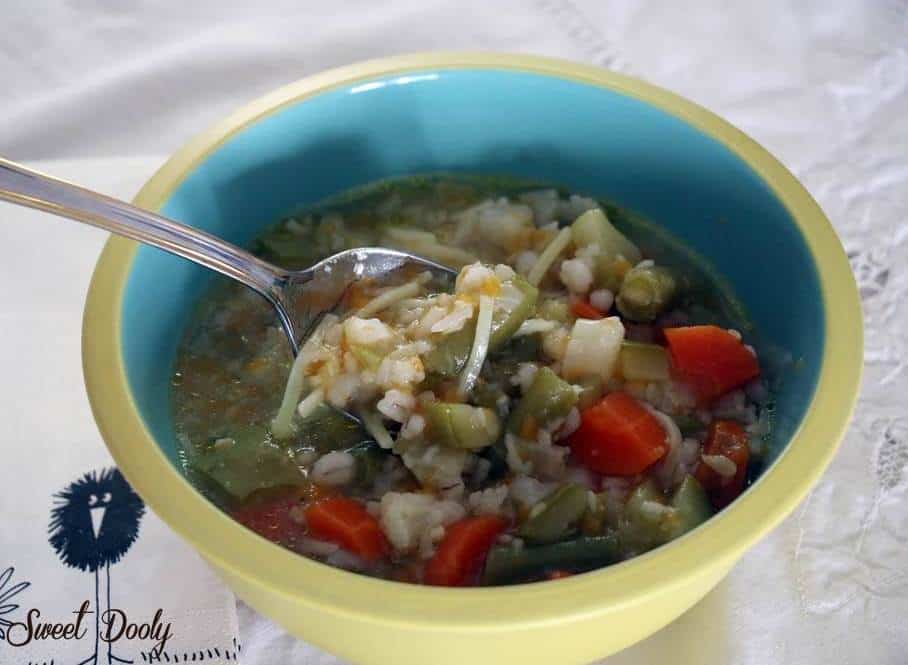 מרק ירקות טעים עם אטריות דקות