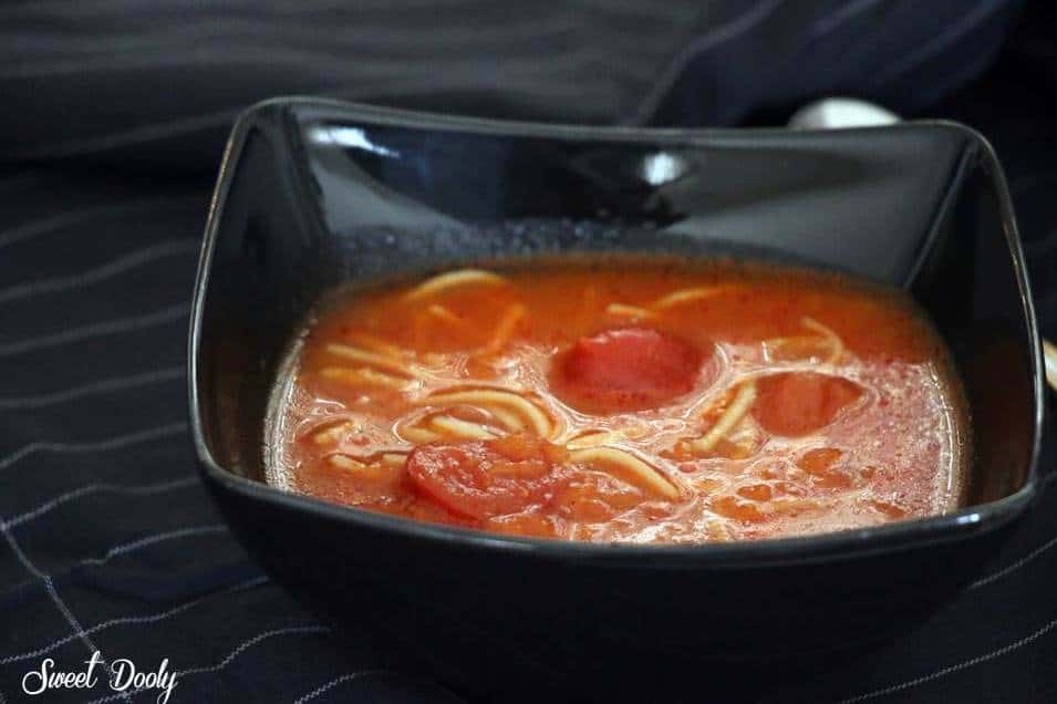 מתכון למרק עגבניות עם אטריות מהיר וטעים של סוויט דולי