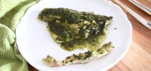 דגים מבושלים בעשבי תיבול שמכינים במהירות