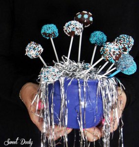 כדורי שוקולד צבעוניים בצבעי כחול לבן