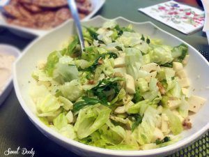 סלט חסה חגיגי עם לבבות דקל ואגוזים