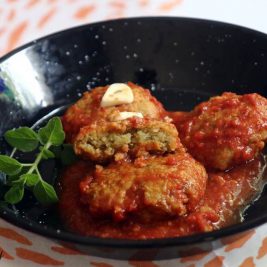 קציצות עדשים כתומות אפויות ומבושלות