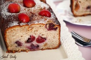 עוגת דובדבנים בחושה מקמח כוסמין