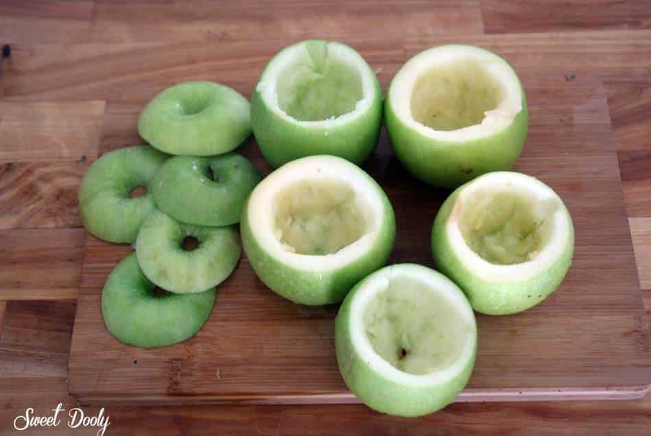 תפוחים אפויים ממולאים בעוגת דבש בתנור