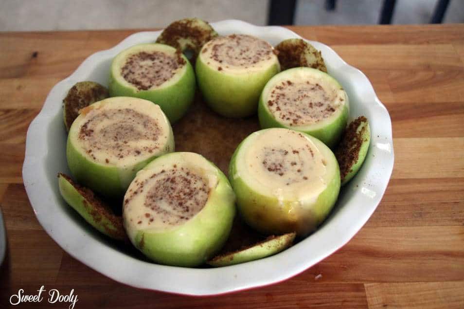 תפוחים אפויים ממולאים בעוגת דבש בתנור