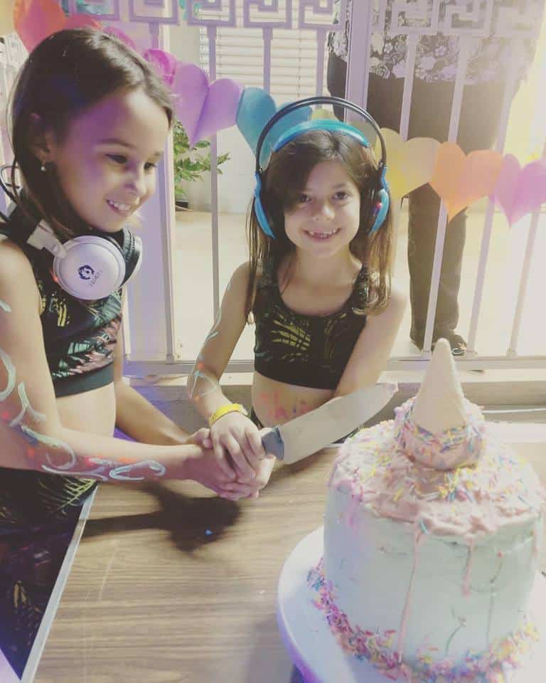 עוגת יומולדת מטפטפת ונוטפת עם גלידה הפוכה