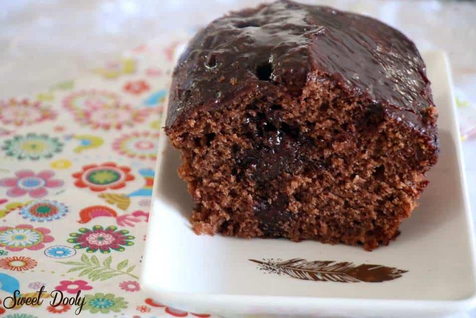 מתכון לעוגת שוקולד עם חורים עסיסית שילדים אוהבים