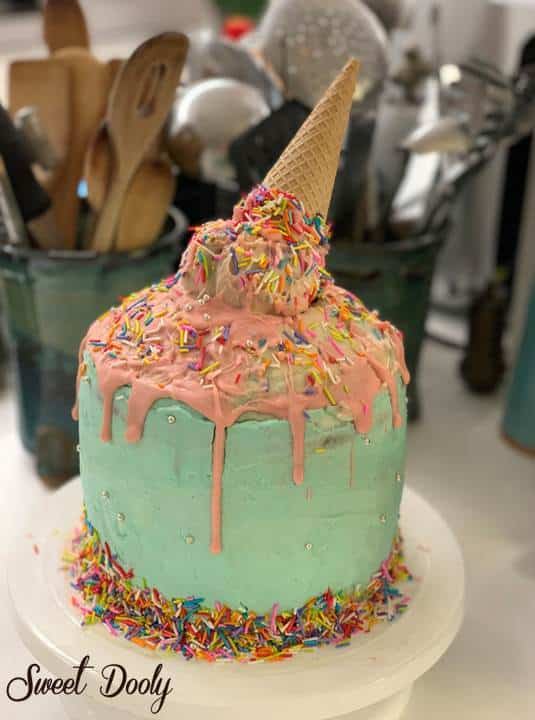 עוגת יומולדת מטפטפת ונוטפת עם גלידה הפוכה