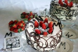 עוגת שוקולד עם קצפת תותים וכדורי שוקולד