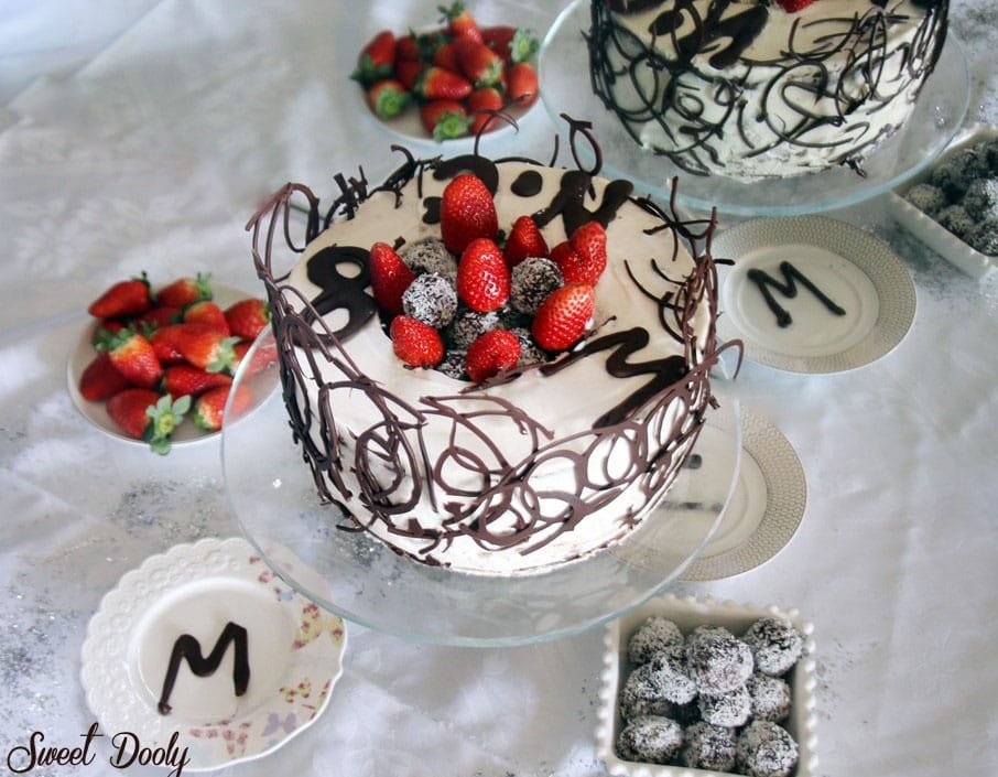 עוגת שוקולד עם קצפת תותים וכדורי שוקולד