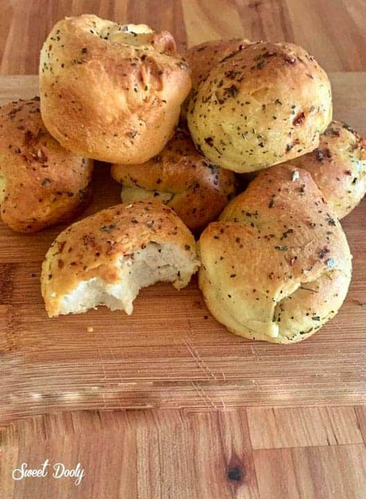 לחמניות שום ועשבי תיבול