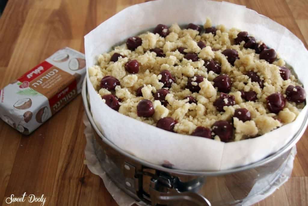 עוגת גבינה פירורים וקרמבל דובדבנים