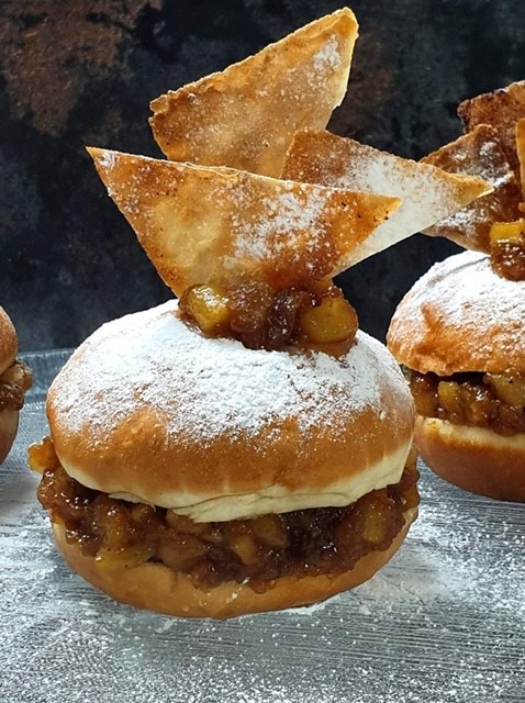 סופגניה במילוי תפוחים ואגוזים