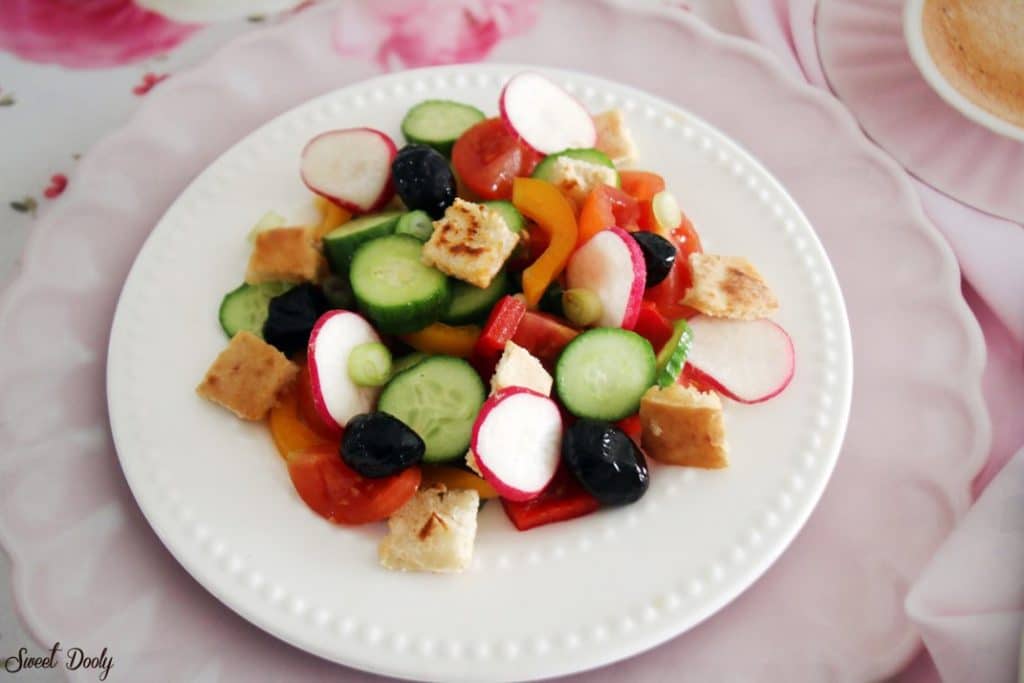 סלט פטוש עם ירקות וזיתים