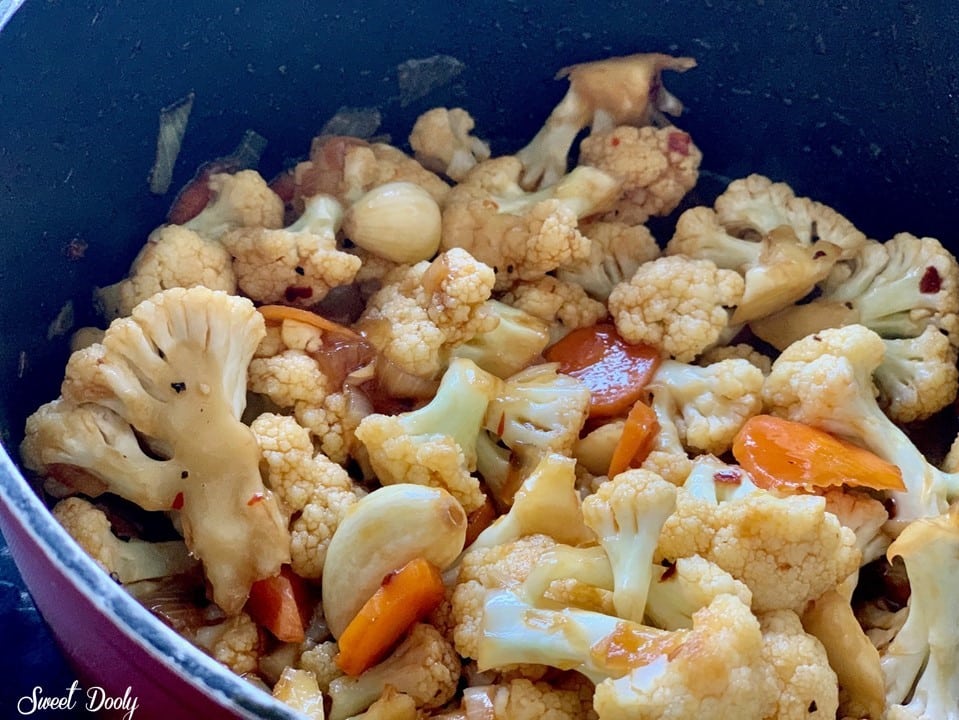 ירקות מוקפצים על מחבת ברוטב אסייתי