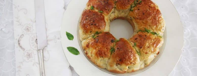 חלת שום עשבי תיבול וגבינה