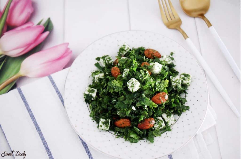 סלט ירוק עם גבינה ושקדים