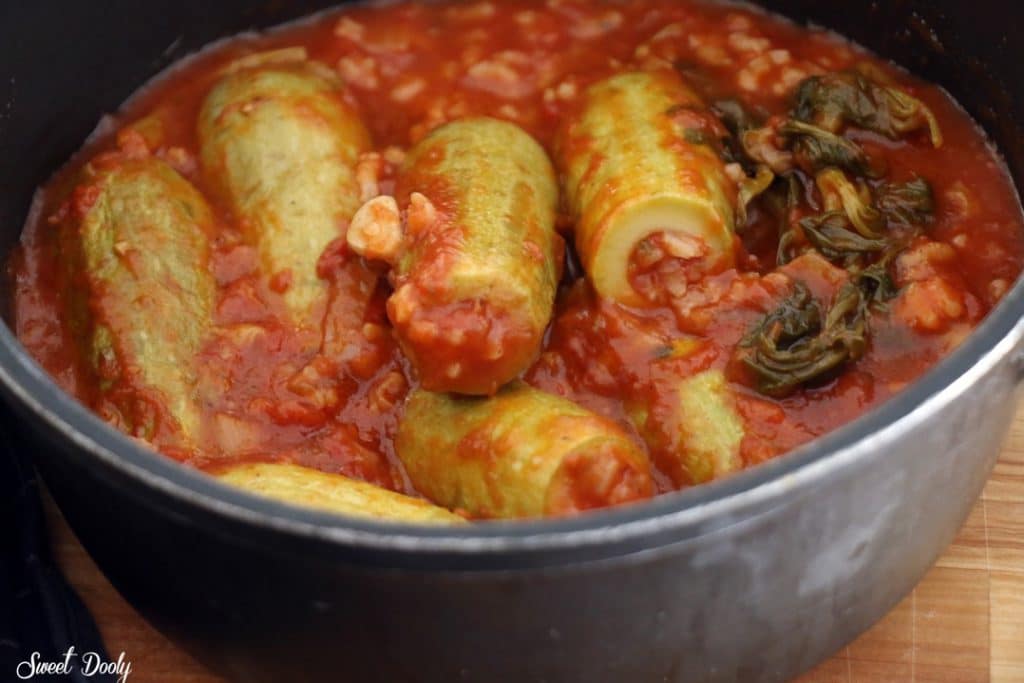 קישואים ממולאים באורז ברוטב עגבניות