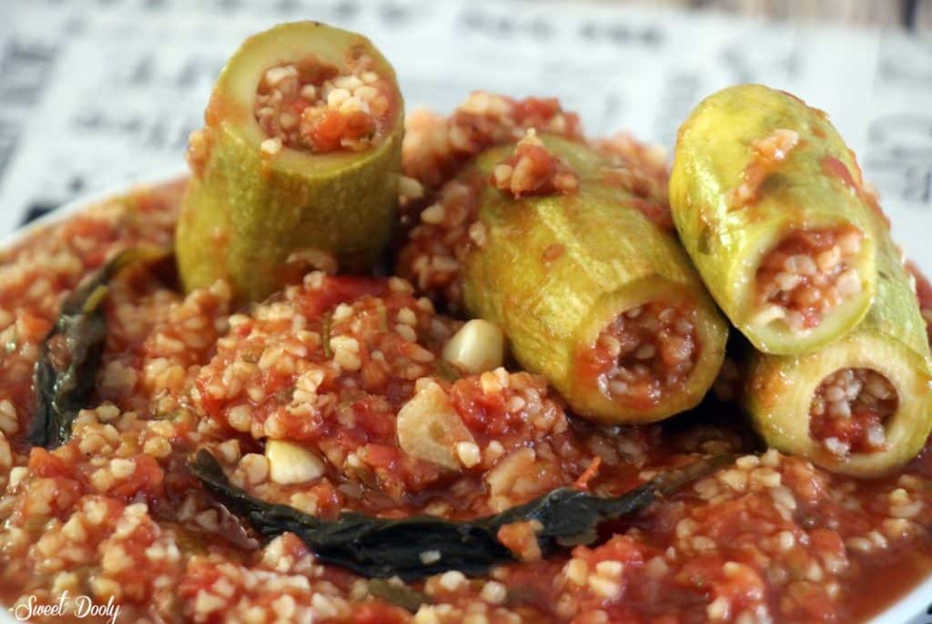 קישואים ממולאים בורגול ברוטב עגבניות