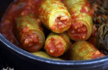 קישואים ממולאים באורז ברוטב עגבניות