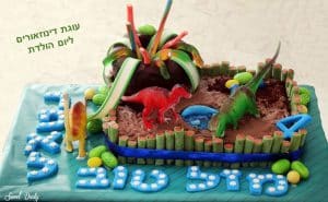 עוגת דינוזאורים ליום הולדת