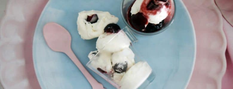 מתכון לגלידה וניל עם דובדבנים בייתית