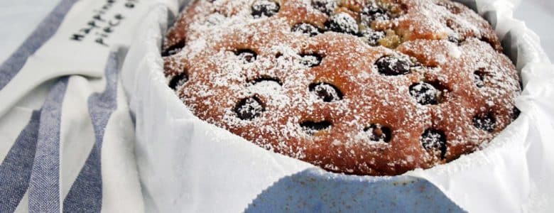 עוגת שקדים וניל עם דובדבנים