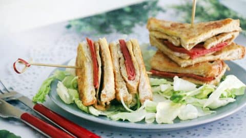 טוסט חביתה עם נקניק